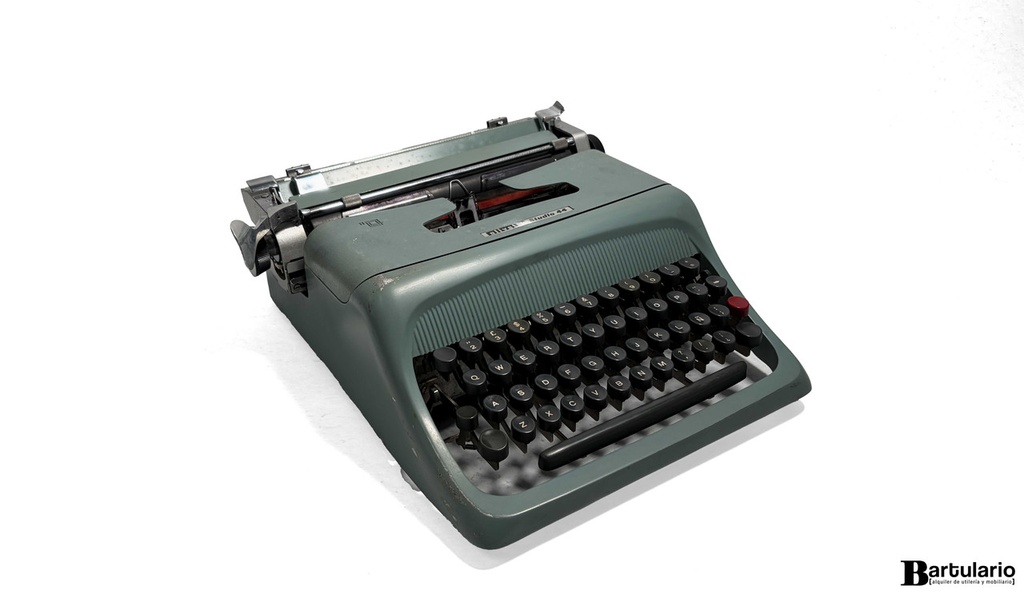 Máquina de escribir Olivetti Studio 44 + estuche de madera bordo