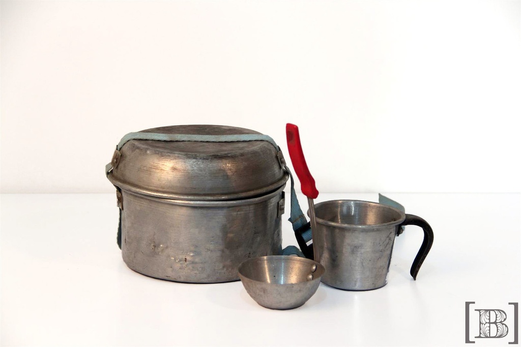 Marmita con jarrito y cucharon