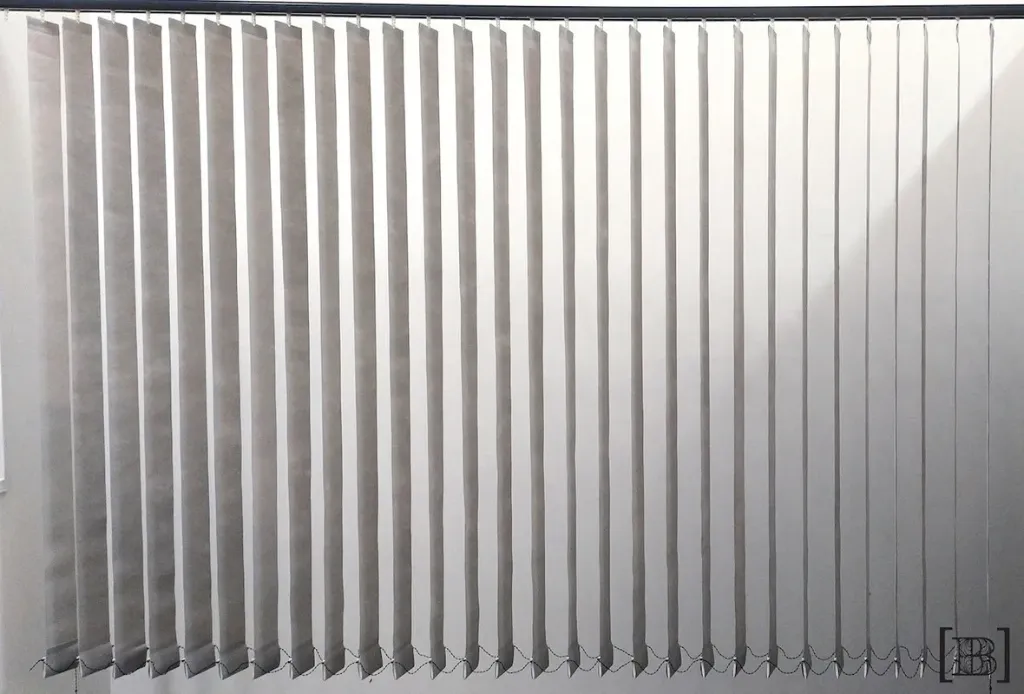 Cortinas verticales (- 85 cm (para 11 bandas), bandas grises 9 x 145 h (Hay 35 unidades))