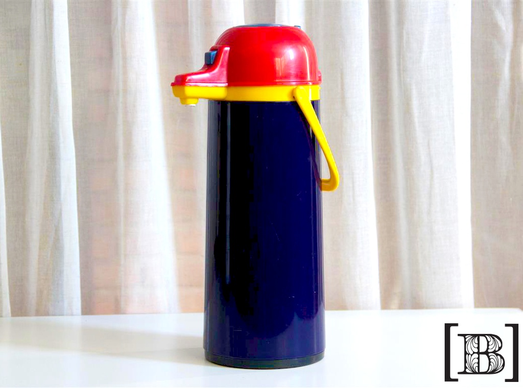 Termo azul con tapa roja
