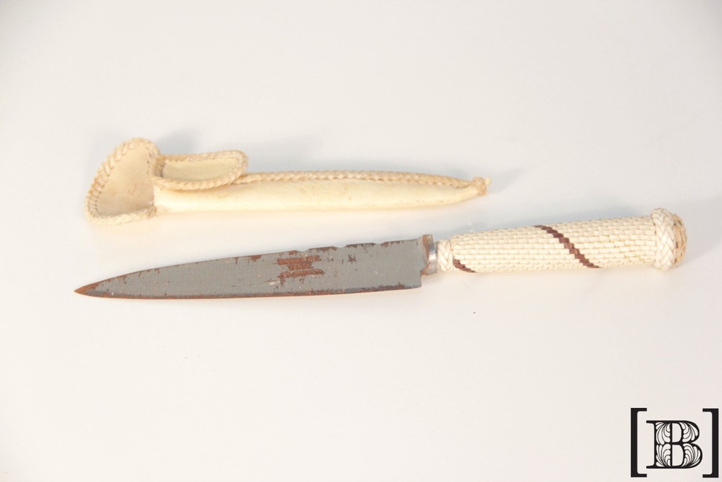 Cuchillo con funda de cuero