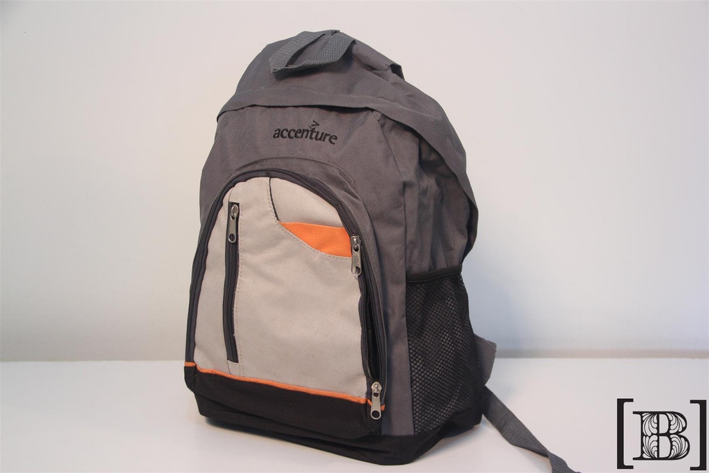 Mochila gris con naranja