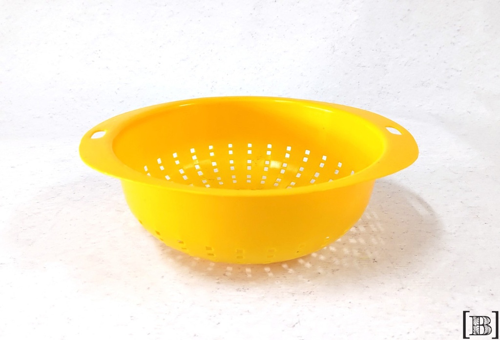 Colador plástico amarillo