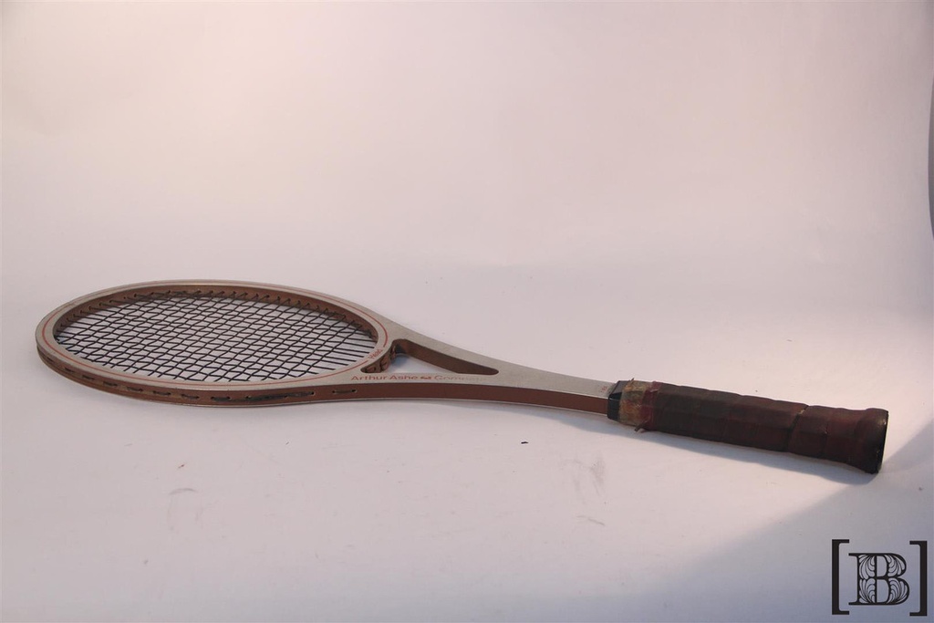 Raqueta de tenis antigua gris