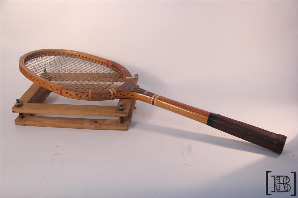 Raqueta de tenis antigua de madera con soporte