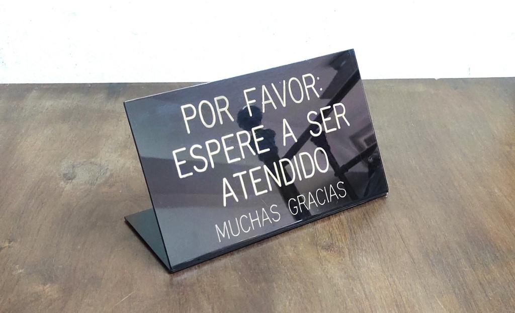 Cartel por favor espere a ser atendido