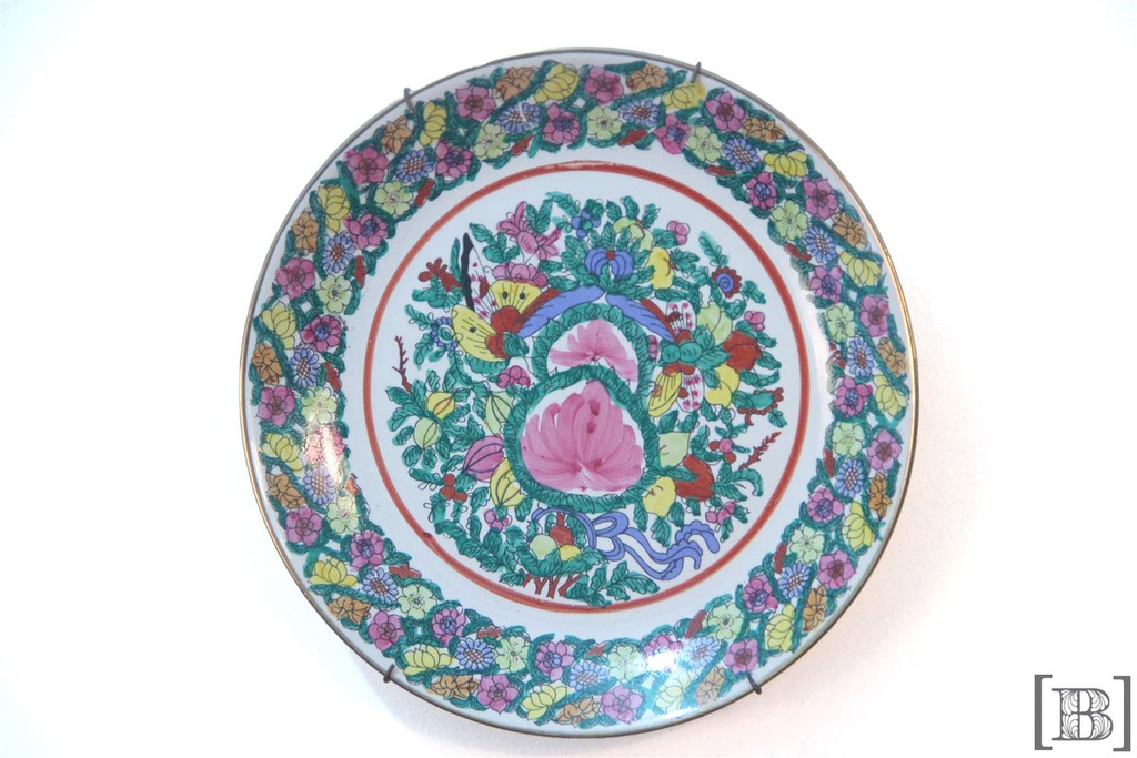 Plato decorativo verde, rosa y rojo