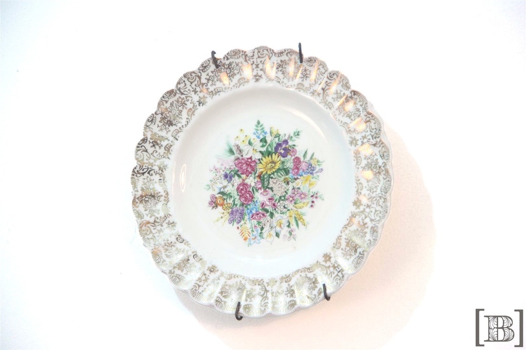Plato decorativo blanco con flores