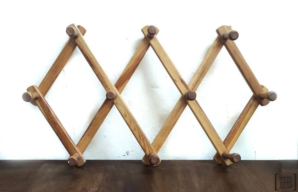 Perchero de madera tijera