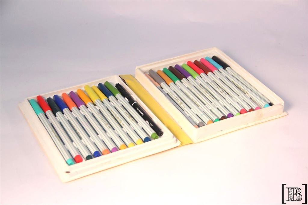 Caja de marcadores amarilla