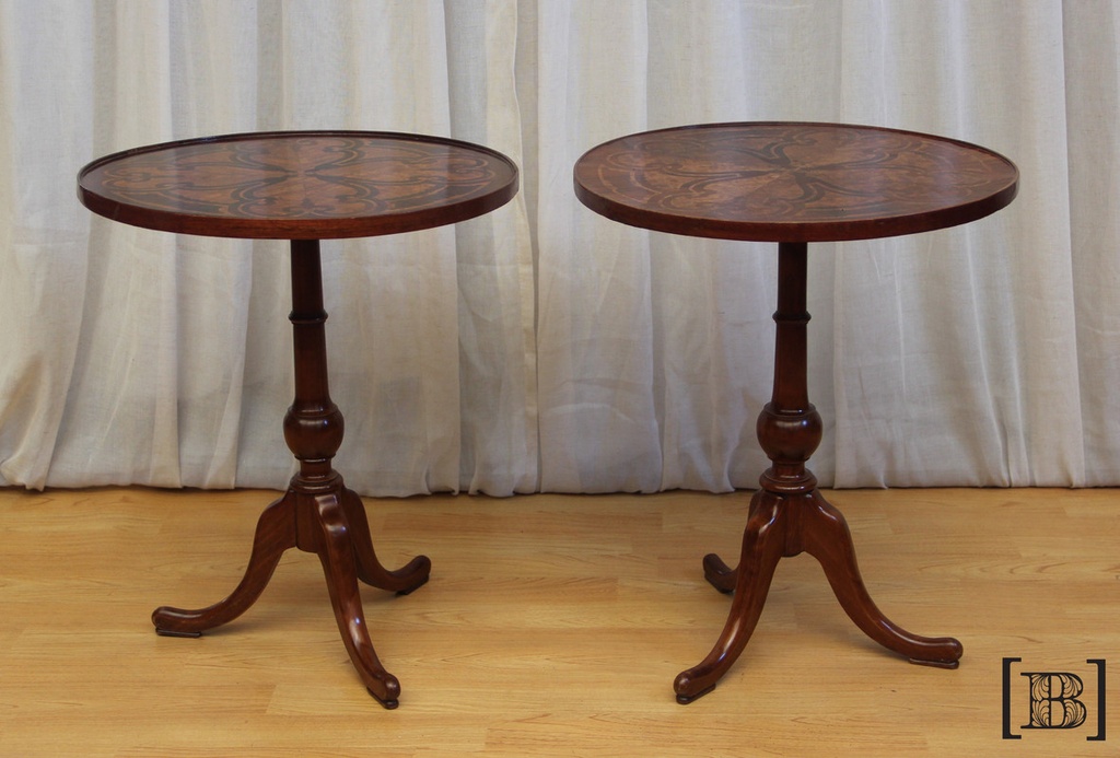 Mesa redonda de madera con marquetería en tapa (Hay 2 unidades)