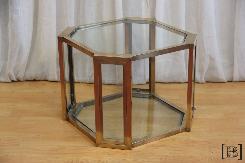 Mesa hexagonal de bronce con 2 planos de vidrio