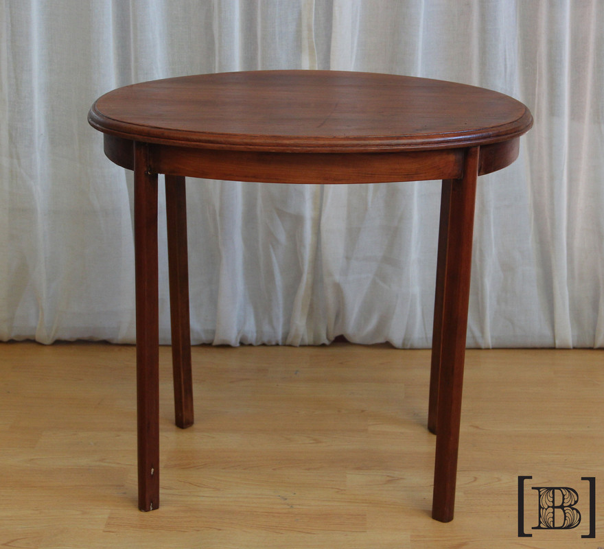 Mesa ovalada de madera