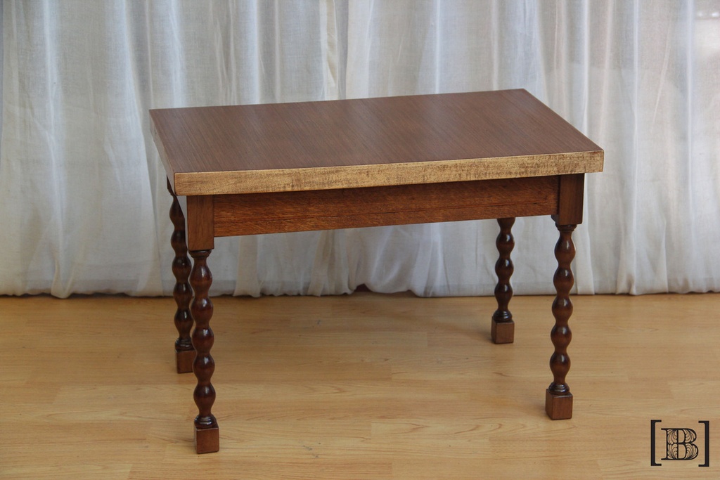 Mesita rectangular de madera con patas torneadas