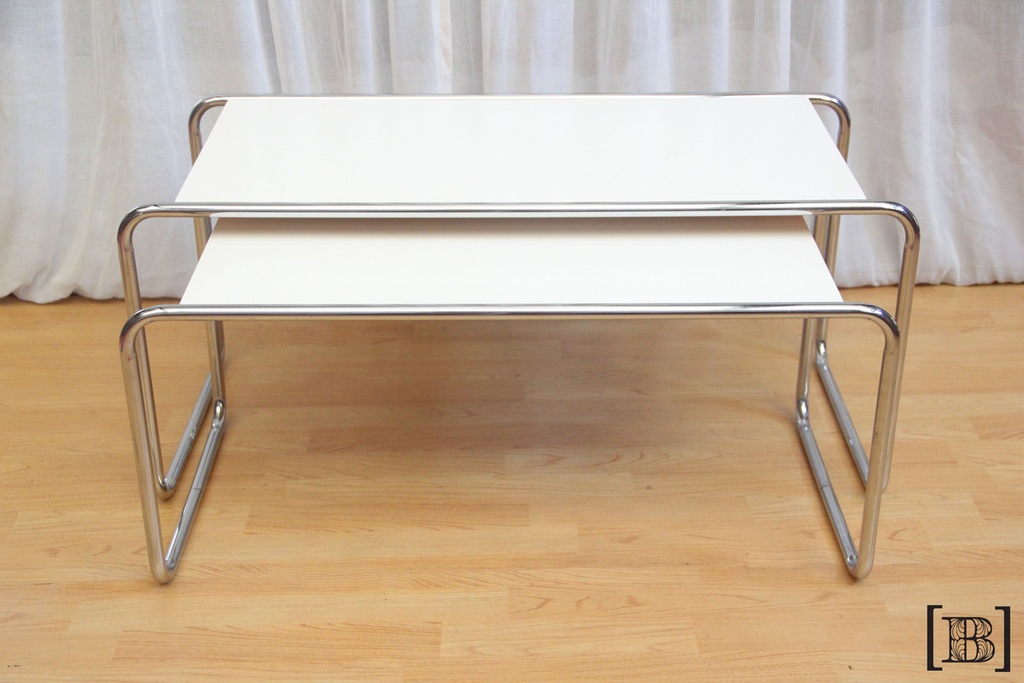 Mesa blanca rectangular con patas cromadas (Hay 2 unidades distinta medida) (Grande 100 x 46 x 46 h)