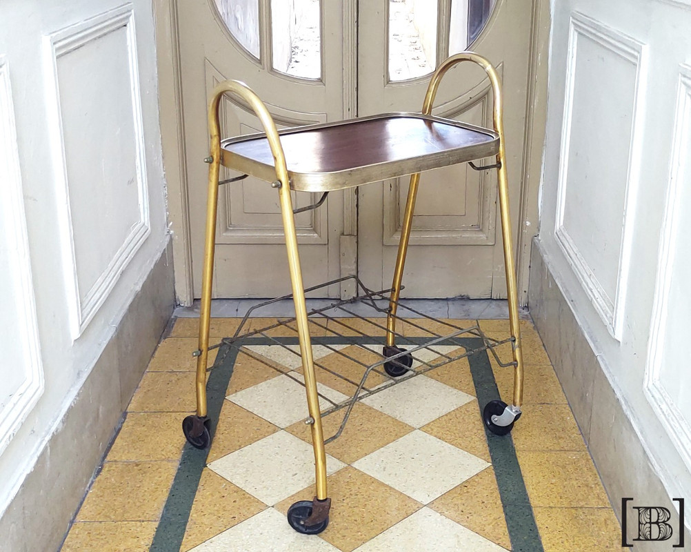 Mesa de tv / Teléfono con rueditas