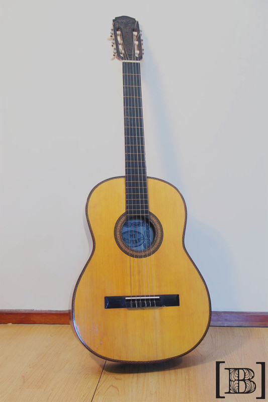 [MI00003] Guitarra criolla con funda verde