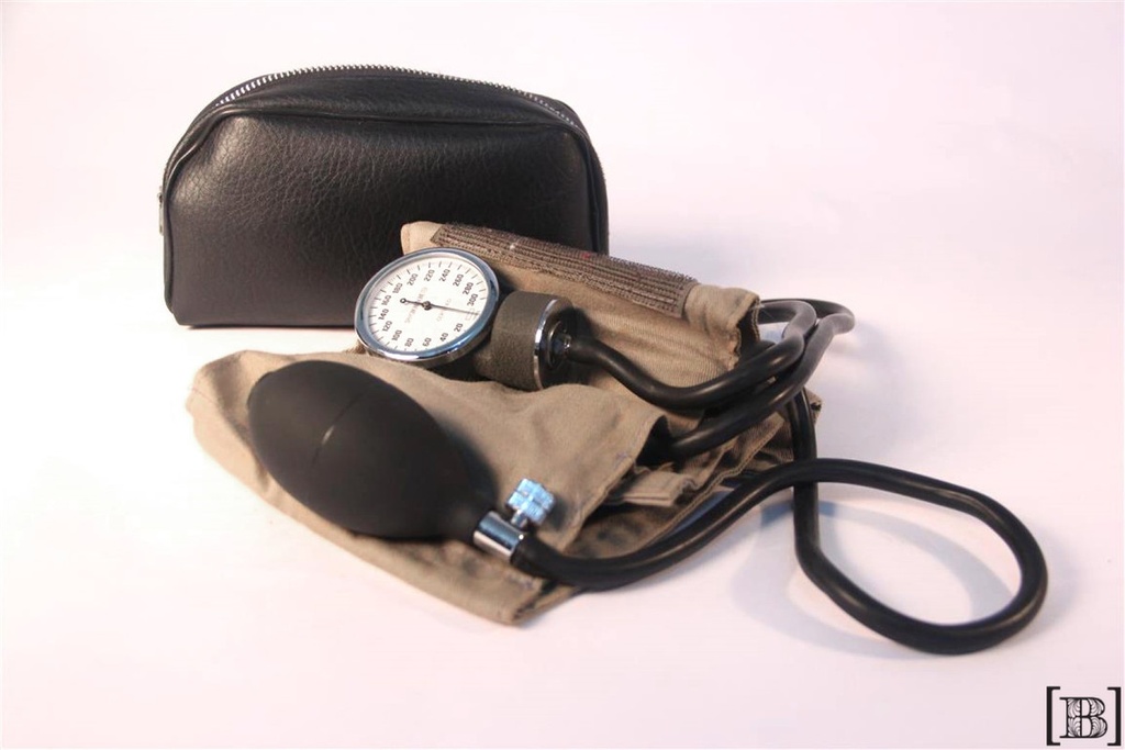Tensiómetro con estuche negro