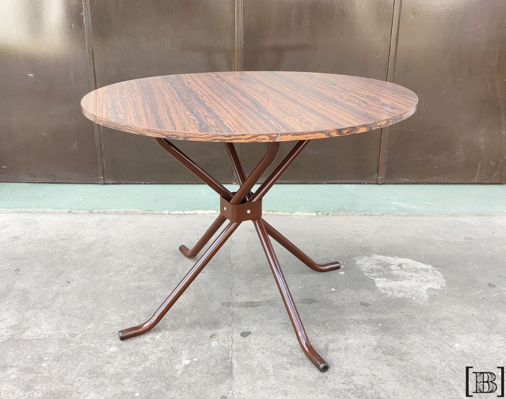 Mesa de caño marron con tapa de fórmica redonda