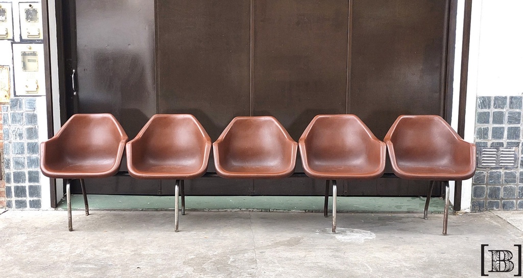 [SS00029] Tandem 5 asientos fibra de vidrio marrón