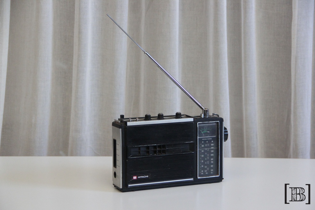 Radio Hitachi negra y plateada