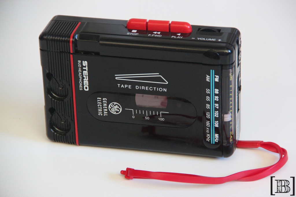 Walkman GE negro y rojo