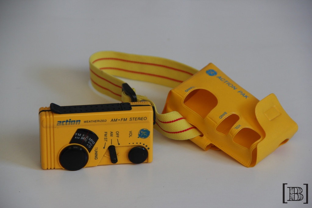 Mini radio portátil amarilla