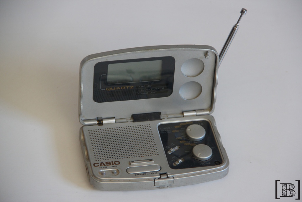 Radio despertador plateado Casio