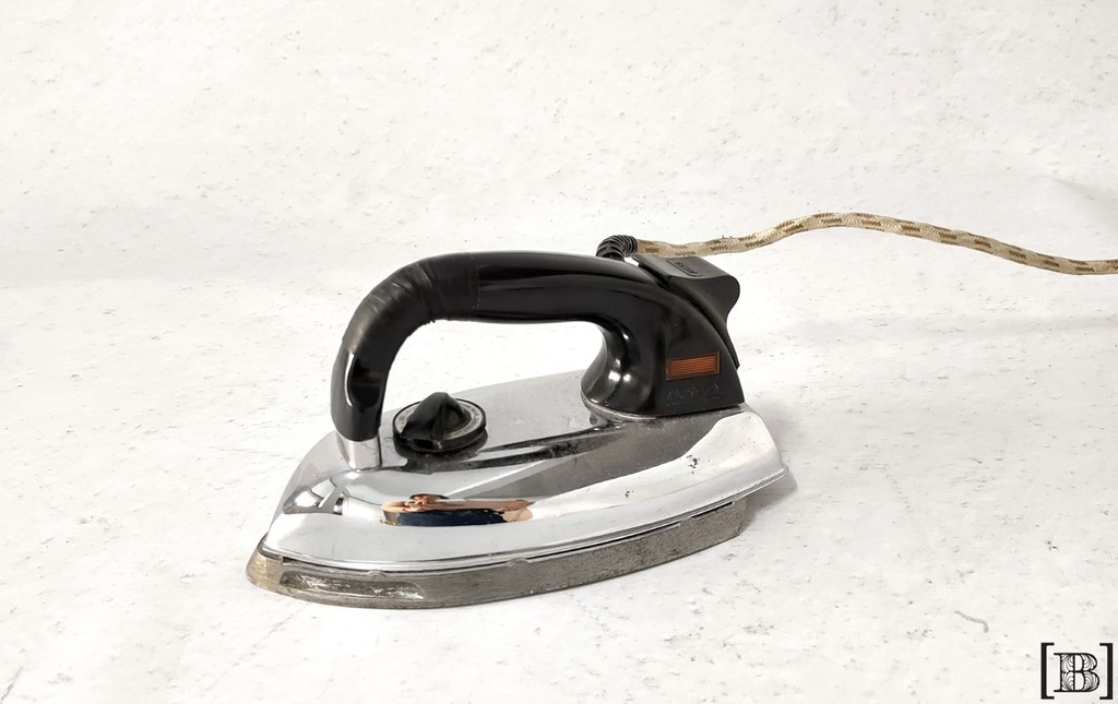[TE00033] Plancha Atma Modelo 1075