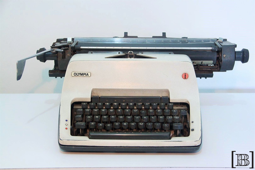 [TM00006] Maquina de escribir blanca Olympia