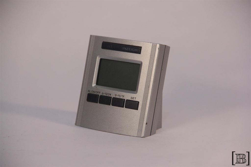 Reloj despertador plateado