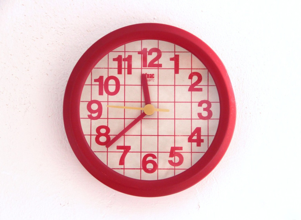 [TR00010] Reloj de pared rojo