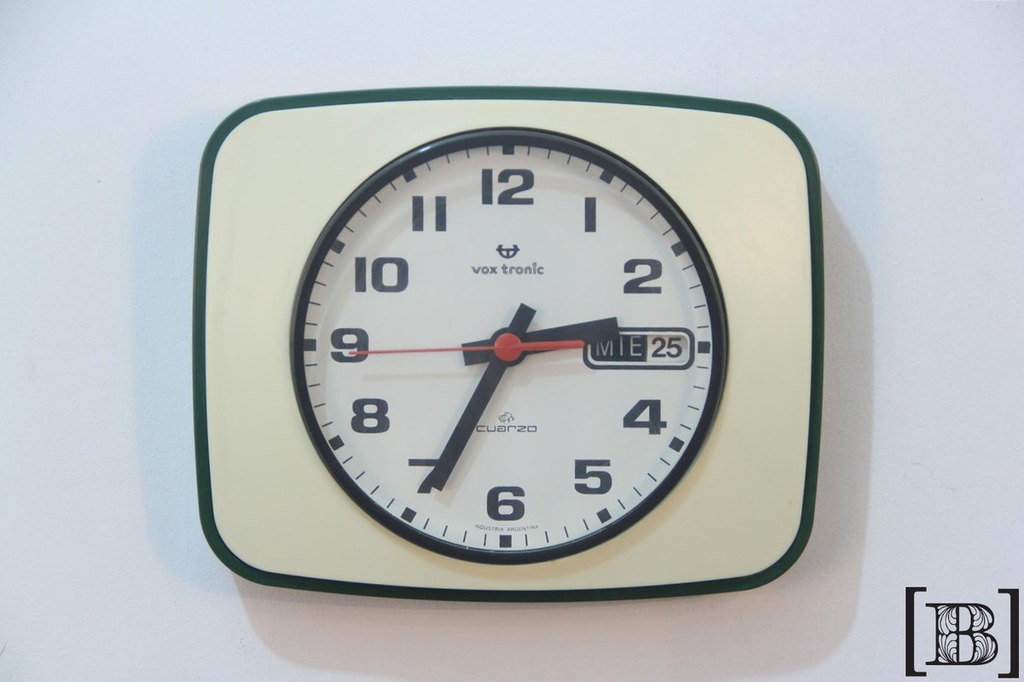 Reloj de pared con borde verde
