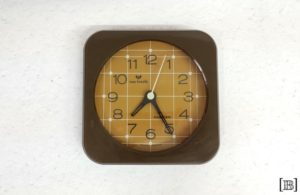 Reloj de pared marrón