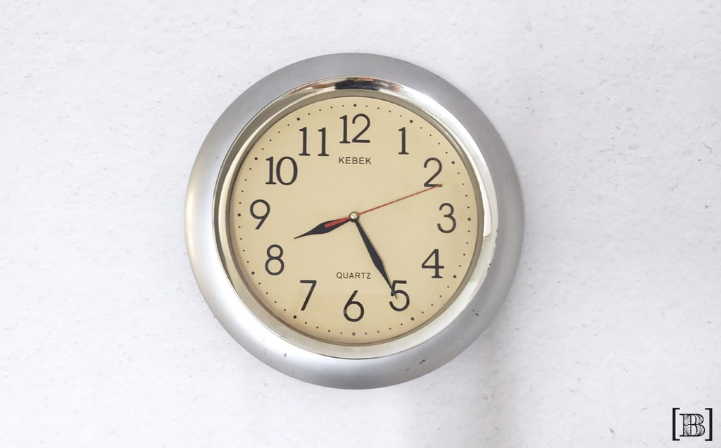 Reloj de pared plateado