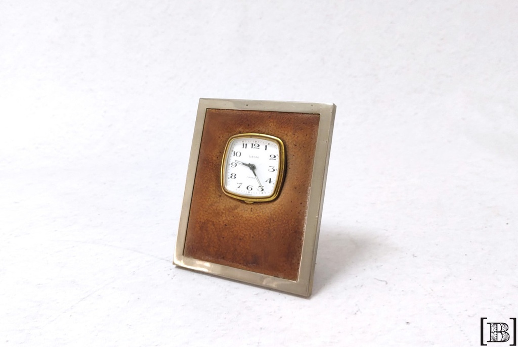 Reloj despertador con marco
