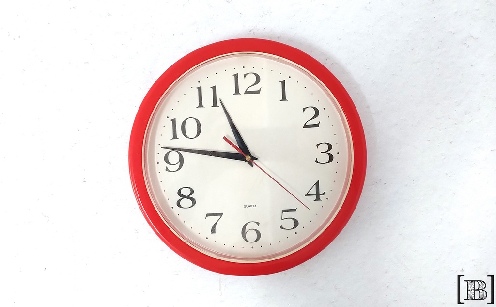 Reloj de pared rojo II