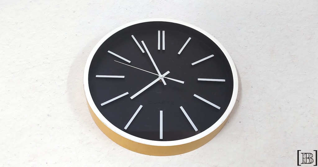 [TR00027] Reloj de pared negro con borde simil madera