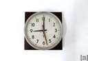 Reloj de pared con base de madera