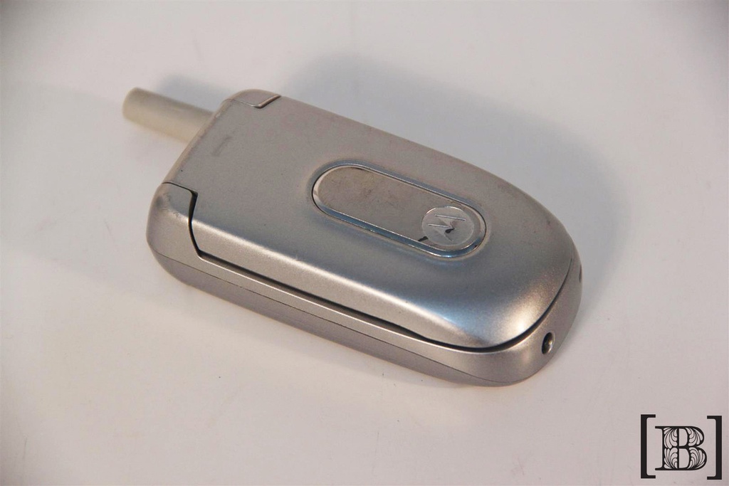 Celular Motorola plateado con tapita