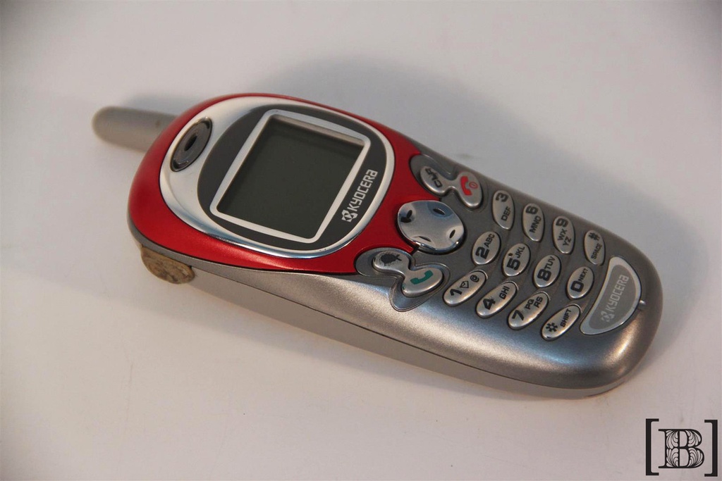[TT00025] Celular Kyocera con aros de color intercambiables
