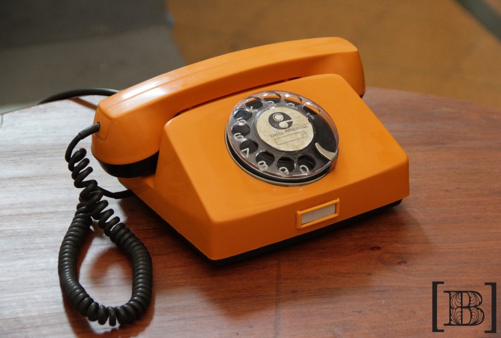 Teléfono disco naranja
