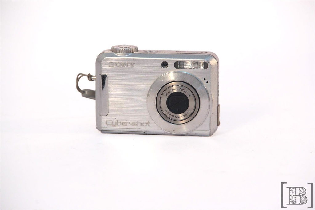 [TV00025] Cámara de fotos digital Sony plateada