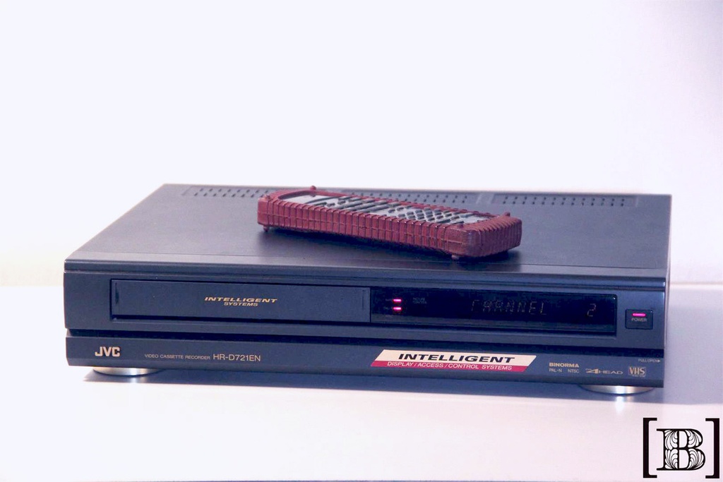 Videocasetera JVC con control remoto