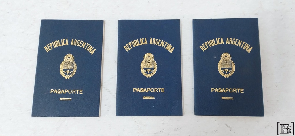 Pasaporte falso argentino (Hay 3 unidades)