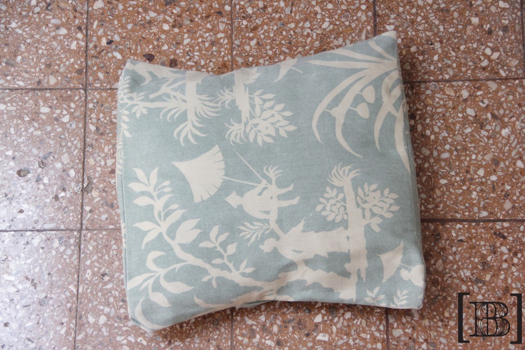 Almohadon estampado celeste