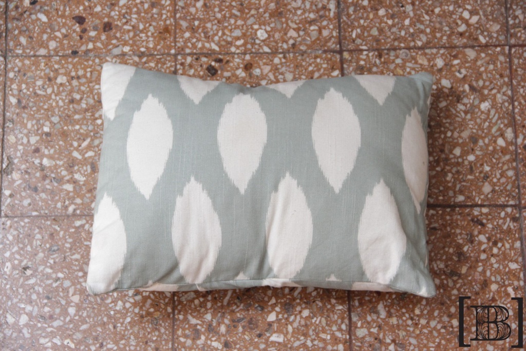 Almohadon ovalos celeste