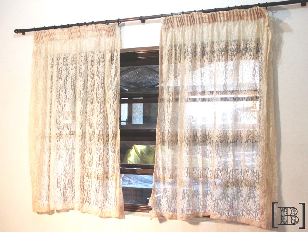 Cortina de encaje x 2 paños (Hay 4 en total) (75 x  144 h x 2 paños medida final con frunce)