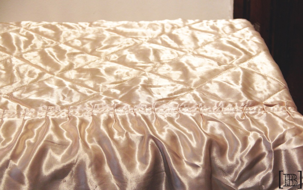 Cubrecama satén con volado